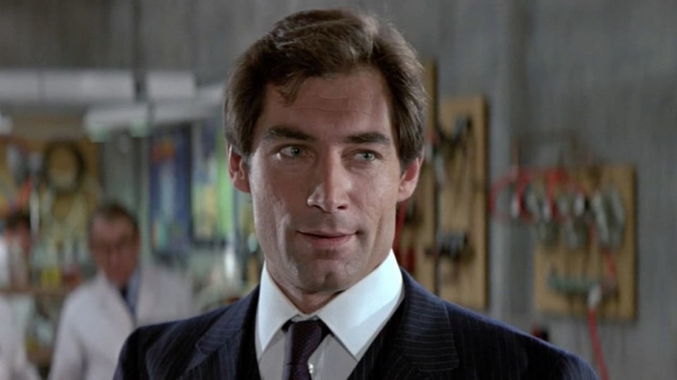 Timothy Dalton poprvé v roli Jamese Bonda.
